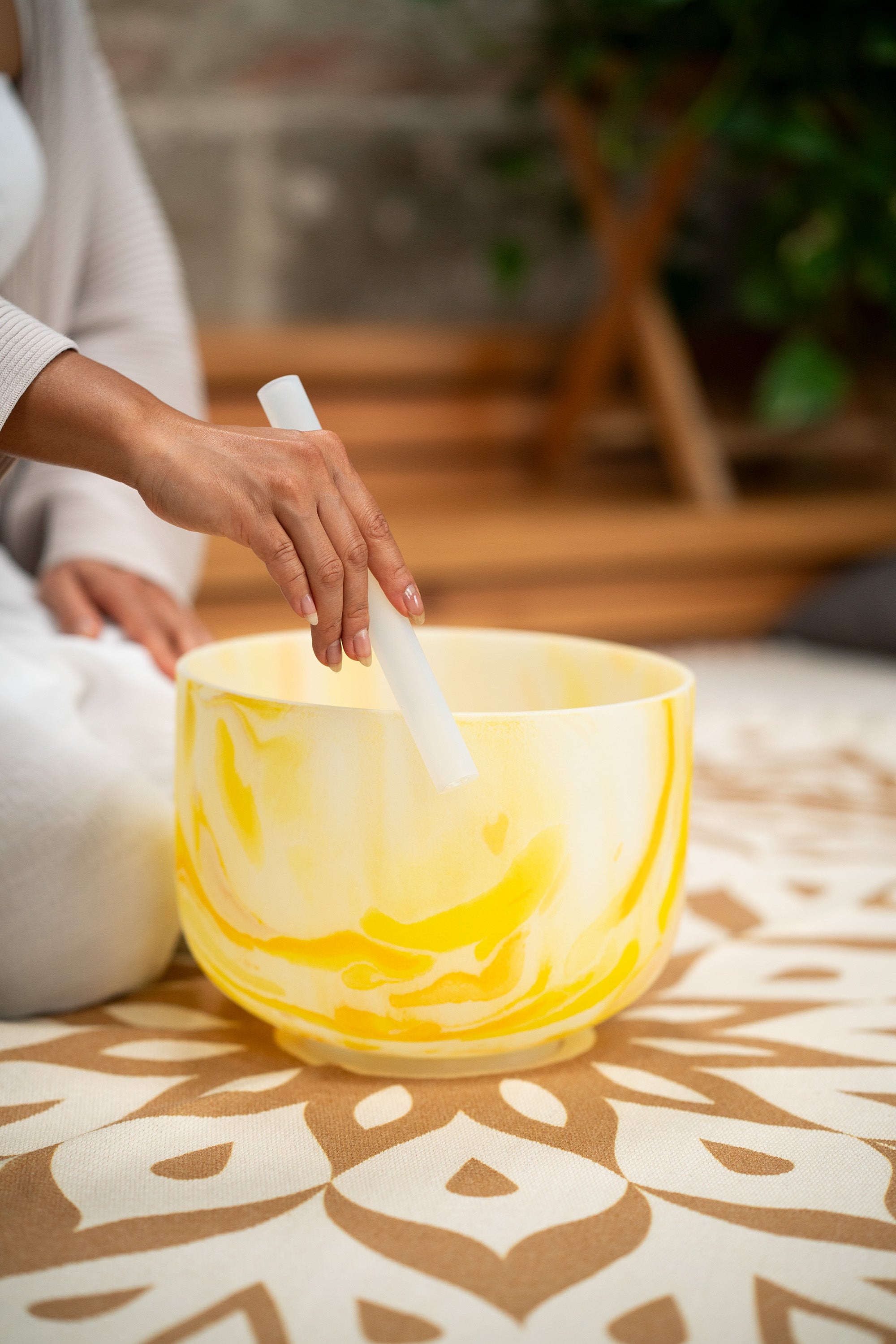 Meinl Sonic Energy MCSB10E 10" Marble Crystal Singing Bowl E4, Yellow, 432 Hz, Solarplexus Chakra |  MEINL |  SINGING BOWL |  Zoso Music