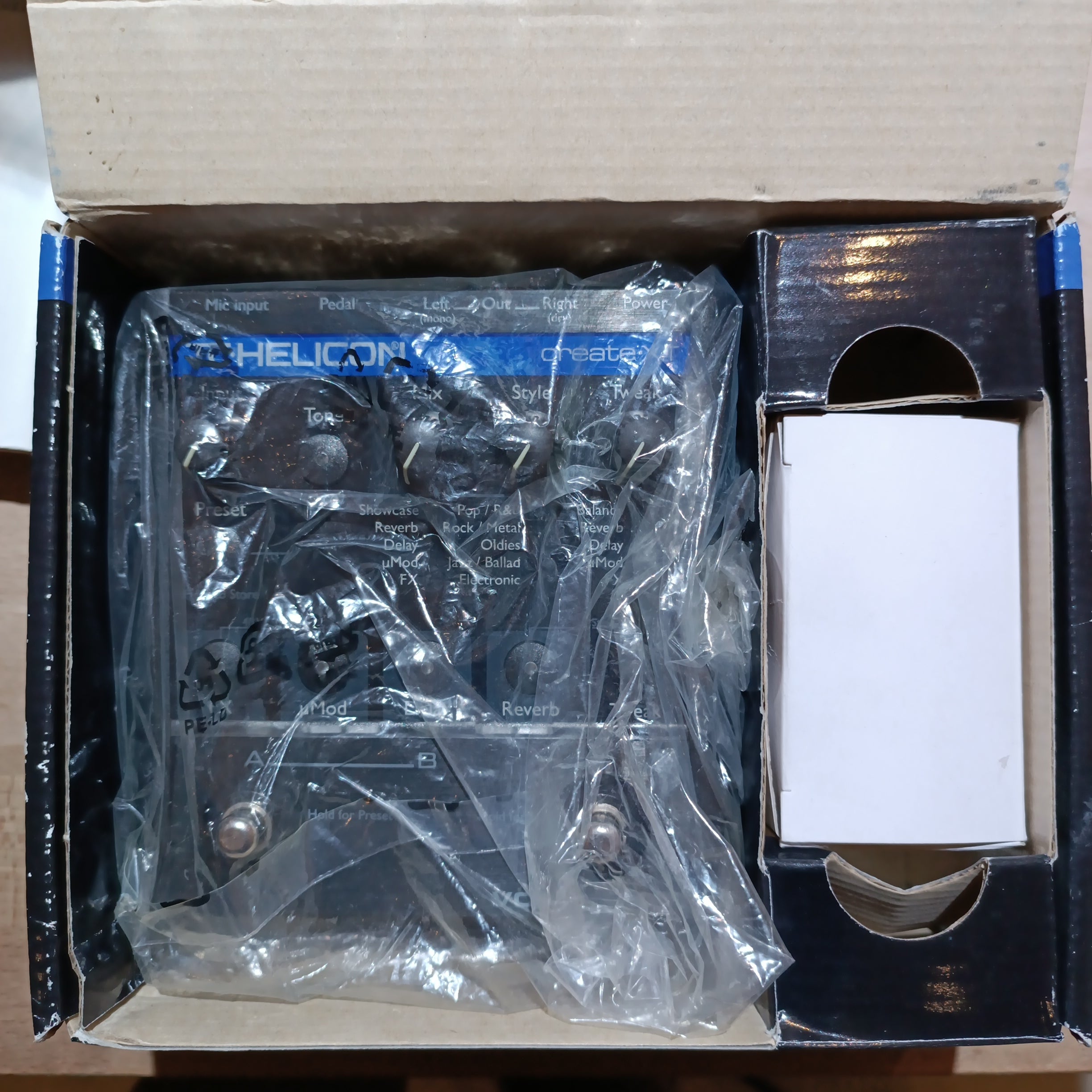 DISPLAY CLEARANCE TC ELECTRONIC HELICON VOICETONE VOCAL EFFECTS PEDAL FOR THE STAGE WITH 100 EFFECTS CHAINS AND XLR/O | TC ELECTRONIC , Zoso Music